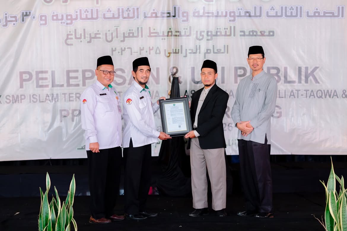 Serah terima Surat Keputusan (SK) Izin Operasional Pesantren
